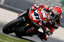 en motorsportförare på en bana (AI text)