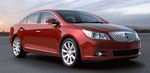 En röd Buick Lacrosse kör nerför vägen. (AI text)