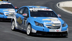 Chevrolet Cruze-bilar tävlar på en racerbana. (AI text)