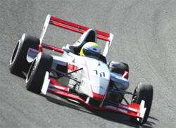 en racebil kör nedför en bana (AI text)