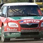 En rallybil kör ner en väg. (AI text)