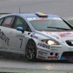 En racerbil kör på en blöt bana. (AI text)