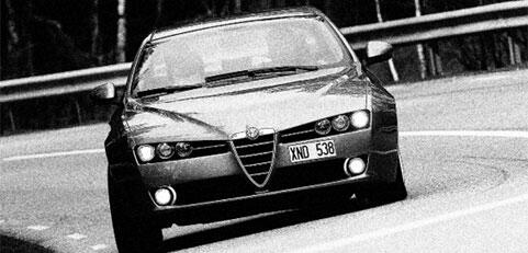 En svartvit bild av en bil som kör längs en väg. (AI text)