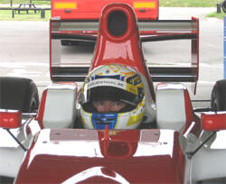 En racebil i garagen (AI text)