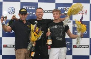 En grupp personer på en podiet med en bil. (AI text)