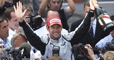 en racer firar segern efter att ha vunnit grand prix (AI text)