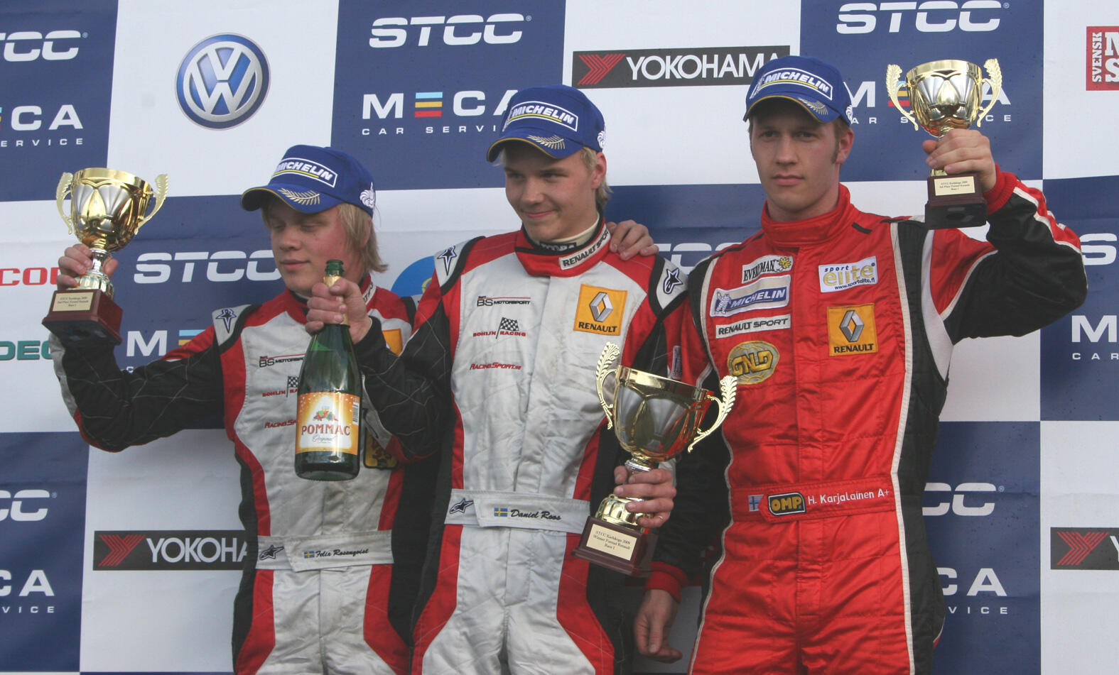 En grupp personer på pallen med priser. (AI text)