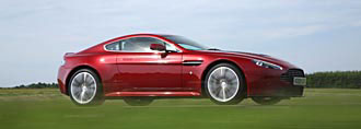 Aston Martin Vantage - en sportbil med kraftfull motor och eleganta design. (AI text)