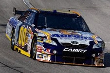 En NASCAR-bil kör längs banan. (AI text)