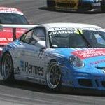 En racebil kör på en bana. (AI text)