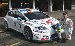 En racingbil med en man som står bredvid den. (AI text)