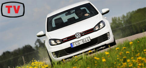 En Volkswagen Golf GTI kör nedför en väg. (AI text)