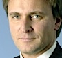 En man i kostym och slips (AI text)