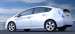 En vit Toyota Prius parkerad vid en vägkant. (AI text)