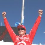 En racerförare firar efter att ha vunnit NASCAR. (AI text)