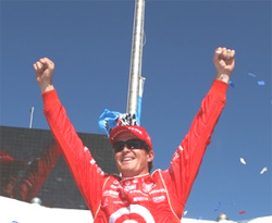 En racerförare firar efter att ha vunnit NASCAR. (AI text)