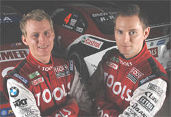 Bild: Två racebilförare poserar för en foto. (AI text)