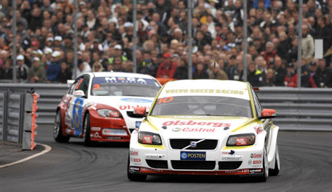 En racerbil kör nerför en bana. (AI text)