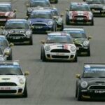 En grupp Mini Cooper på en racerbana (AI text)