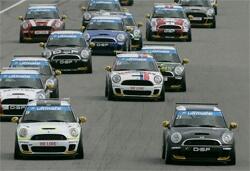 En grupp Mini Cooper på en racerbana (AI text)