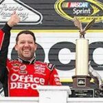 En racerförare håller upp sin pokal. (AI text)