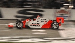 En racebil kör på en bana. (AI text)