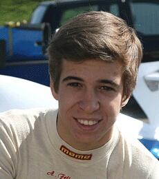 En ung man leker till synes inför en racingbil. (AI text)