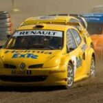 En rallybil kör nedför en grusväg. (AI text)