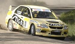 En gul rallybil körer nerför en stenväg. (AI text)