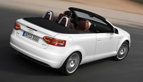En Audi A3 cabriolet kör på en väg. (AI text)