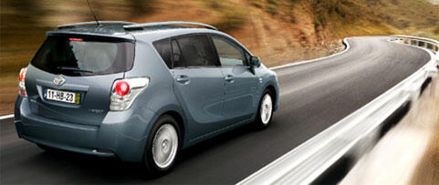 En Toyota Aygo kör nerför en väg. (AI text)