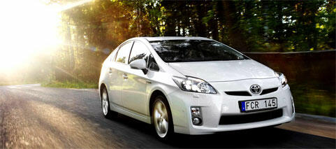 En Toyota Prius kör nerför en landsväg. (AI text)