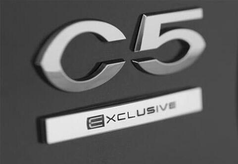 En Mercedes C5 Exclusive-logotyp på en bil. (AI text)