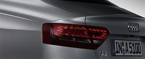 bakre utseendet på Audi A4 (AI text)