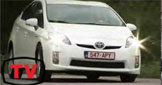En Toyota Prius kör ner en väg. (AI text)