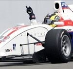 En racebil kör ner på banan. (AI text)