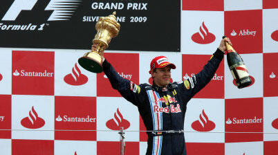 person firar efter att ha vunnit F1-stallet i Red Bull-färjan (AI text)