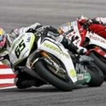 En motorcykelpilot tävlar på en bana. (AI text)