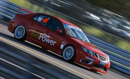 En röd bil kör på en bana. (AI text)