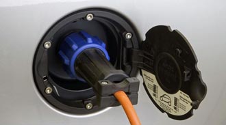 En bil är uppkopplad till en elladdare. (AI text)