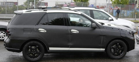 En Mercedes-Benz GLS-territourtäckt parkerad på en parkeringsplats. (AI text)