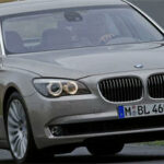 En BMW 7-serie sedan kör längs en landsväg. (AI text)