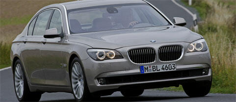 En BMW 7-serie sedan kör längs en landsväg. (AI text)
