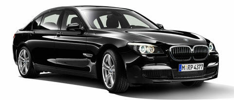 En svart BMW 7-serie sedan. (AI text)
