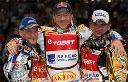 Tre förare poserar med sina mästerskapstitlar. (AI text)