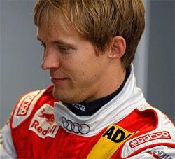 Audi F1-förare i ett rött och vitt racingskjorta (AI text)