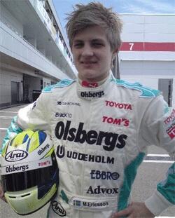 En ung man i ett racingförkläde står bredvid en bil. (AI text)