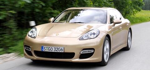 En Porsche Panamera kör längs en landsväg. (AI text)