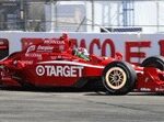 En röd Indy-car tävlar på en bana. (AI text)