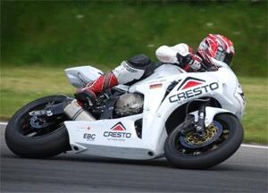 en racer på en motorcykel (AI text)